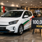 Coche electrico en un showroom con cartel de precio 100000 MXN y bandera de Mexico