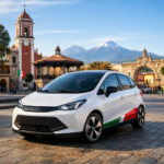 Fotografía realista de un prototipo de auto eléctrico compacto con colores de la bandera de México circulando por una plaza en Tlaxcala, con montanas al fondo