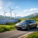Vehículo eléctrico con paneles solares y turbinas eólicas que simbolizan la sostenibilidad en México