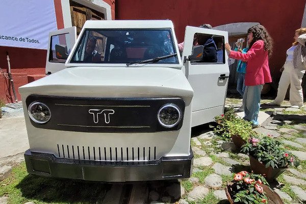 Presentan en Tlaxcala el prototipo TT1, el primer auto eléctrico solar mexicano